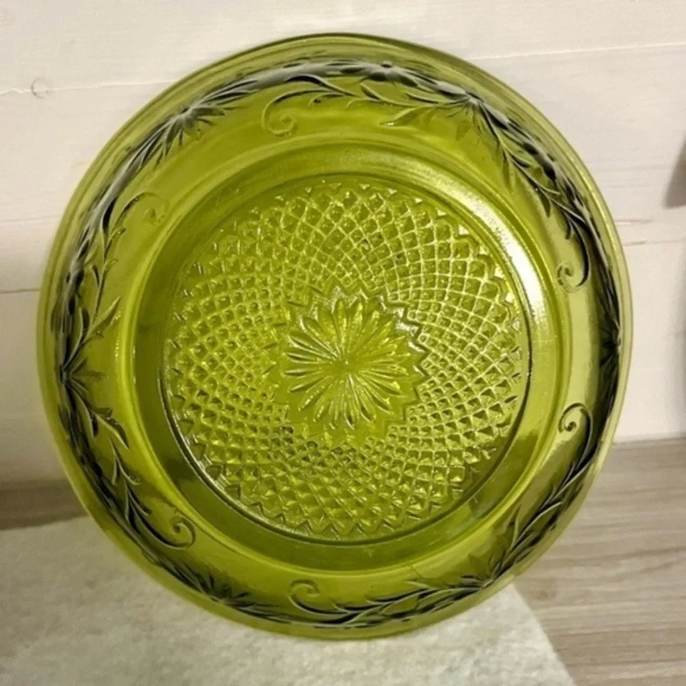 Vintage 1979 FTD Olive Green Glass Bowl Daisy Pattern 7.5”